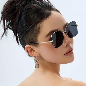 Dl-D6411 แว่นกันแดดกรอบใหญ่สำหรับผู้หญิง เลนส์ไนลอนสีดำ ป้องกันรังสียูวี 400 ระดับ 2 แว่นกันแดดสไตล์สี่เหลี่ยม - Product Image 4