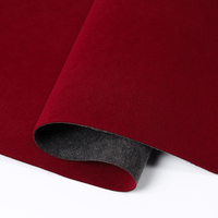 La poudre de flocage en velours met en valeur le matériau doux et moelleux, avec un tissu floqué à poils longs servant de doublure pour les boîtes cadeaux de bijoux.