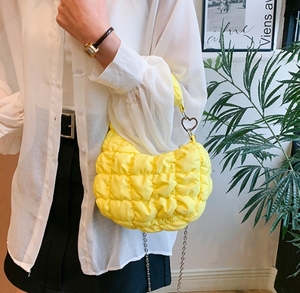 Nuevo diseño BSCI fábrica personalizada algodón suave nube Mini bolso moda Puffer bandolera con cadena - Product Image 2