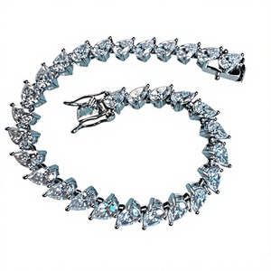 Pulsera de tenis de moissanita chapada en oro de plata de ley 925 con corte de corazón y eslabones de cadena, ideal para regalo de boda o compromiso. - Product Image 3