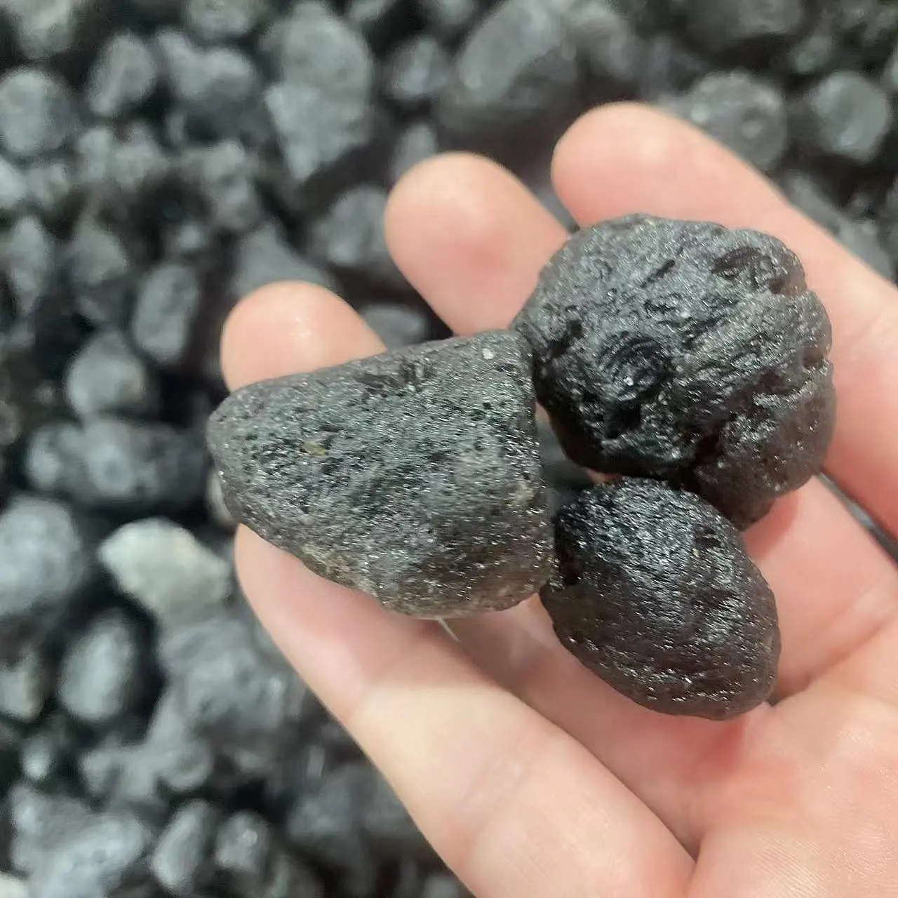 Venta al por mayor de piedras preciosas naturales negro meteorito de piedra para la venta