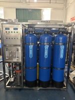 Système de traitement de l'eau par osmose inverse industrielle, réservoir FRP, pompe contrôlée par PLC, machine de purification d'eau potable 1000LPH