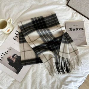 Écharpes d'hiver de haute qualité en gros, écharpes en laine 100% australiennes pour femmes, châles longs rayés classiques pour femmes seniors - Product Image 5