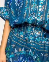 Robe tunique sophistiquée pour femmes col montant embellissements riches paillettes à volants charme de plage d'été lumineux naturel