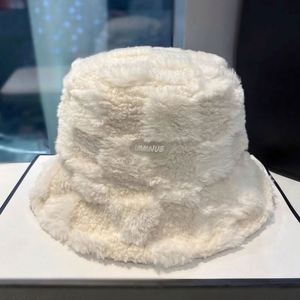 Sombreros de invierno para mujer con diseño de tablero de ajedrez, de felpa y piel, al por mayor y en stock - Product Image 4