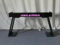 Nouveauté, bar commercial, discothèque, affichage 3D, stand de DJ, comptoir, logo personnalisé, éclairage à cadre métallique, support LED, meubles de table