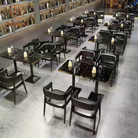 Ensemble de meubles modernes et durables pour café, restaurant, salon de thé : canapés en cuir véritable marron et tables et chaises carrées en marbre