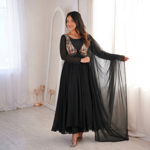 Robe Anarkali traditionnelle indienne et pakistanaise pour femmes, noire, brodée, avec dupatta, coupe ample, longueur au sol, pour occasions de fête - Product Image 1