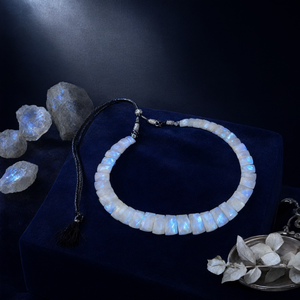 Collar de Piedra de Luna Arcoíris Tallada con Sarafa - Abraza el Encanto de la Radiante Luz Lunar - Product Image 3