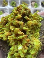 Cristal d'autunite vert fluorescent naturellement présent, bloc minéral de forme cubique, provenant de l'extraction locale du Hunan, collection de spécimens