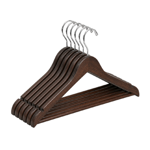 Cintres en bois de noyer foncé pour costumes, avec barre porte-pantalon et crochet pivotant à 360° en chrome, vente en gros - Product Image 1