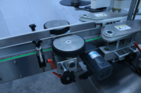 Ligne de production de machine d'étiquetage de bouchage de remplissage de liquide de bouteille à faible viscosité de 50ml-1000ml avec bande transporteuse