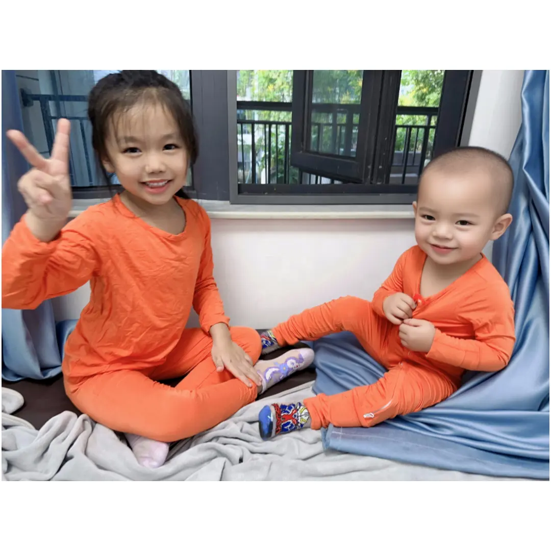 Pijamas de algodón y bambú con logotipo personalizado, conjuntos de ropa para niñas, camiseta y pantalones de manga larga lisos, traje de dos piezas
