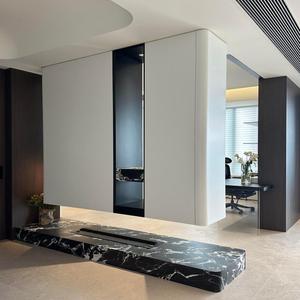 Armadio a tutta altezza con illuminazione a LED e sensore per ampie ville, suite private e aree di stoccaggio - Product Image 1