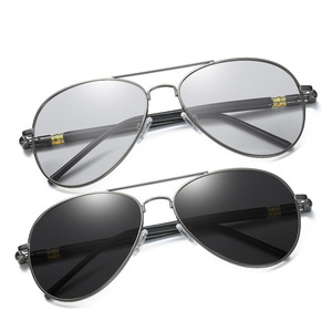 Gafas de sol estilo aviador para hombre, lentes de resina polarizadas fotocromáticas, 100% protección UV, antideslumbrantes, ligeras y cómodas - Product Image 1