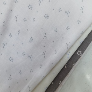 Tissu en Chiffon 100% Polyester à Bas Prix, Doux et Respirant, à Petits Imprimés Floraux pour Robes de Filles, Robes et Blouses pour Femmes, Vêtements - Product Image 1