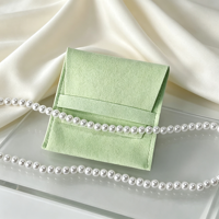 Pochette à bijoux en velours personnalisée avec rabat, insert et bande décorative, doublure aspect daim pour ranger en toute sécurité les bagues, pendentifs et boucles d'oreilles délicats