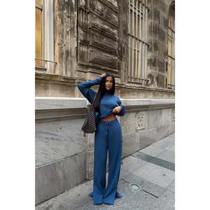 Conjunto de Traje Indigo para Mujer, Pantalones Elegantes con Top a Juego - Product Image 2
