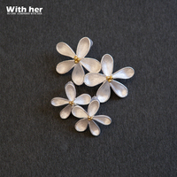 Anting Bunga Tekstur Matte Elegan Romantis Wanita Withher, Kuningan Berlapis Platinum, Ukuran Besar Kecil, Anting Stud Fashion Hipoalergenik