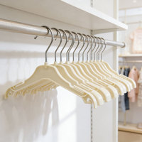Vente en gros directe usine Cintre pour enfants en plastique beige avec crochet pivotant en métal, crochets à double sangle et pinces à jupe personnalisable