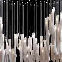 Lustre tubulaire blanc de luxe Firelux pour escalier de villa ou hôtel haut de gamme