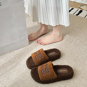 Nouvelles pantoufles chaudes d'automne et d'hiver, motif lettres tendance, à porter à l'extérieur, en PVC, réductions en gros - Product Image 4