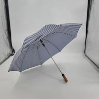 Parapluie pliant semi-automatique à 8 baleines, à ouverture ventilée, motif Gingham bleu et blanc, avec logo personnalisé, finition aspect bois marron, cadeau d'entreprise haut de gamme