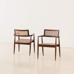 Sillón de madera de teca maciza, con asiento y respaldo de mimbre natural tejido a mano, elaborado artesanalmente para una relajación con estilo. - Product Image 1