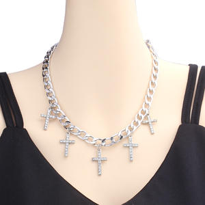 Collar con colgante de cruz de oro con diamantes incrustados para la fe y la oración, joyería de moda. - Product Image 2