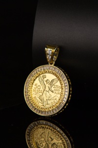 Top Fashion Direct Mexicain 14k Plaqué <span class=keywords><strong>Or</strong></span> Laiton Pièce Commémorative Cadeau Pendentif <span class=keywords><strong>50</strong></span> Peso Avec Style Religieux Zircon Principal - Product Image 2