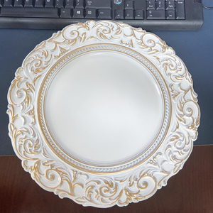 <span class=keywords><strong>Belles</strong></span> <span class=keywords><strong>assiettes</strong></span> décoratives en plastique de service sous le chargeur de mariage unique blanc de 13 pouces avec motif doré - Product Image 2