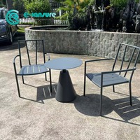 Ensemble de chaise de jardin et table basse ronde en aluminium léger et moderne pour patio de villa
