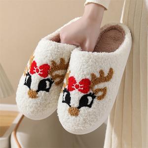 Chaussons d'intérieur doux et moelleux en forme de vache ou de cochon pour femmes, chauds pour l'hiver, personnalisables avec visage amusant, en peluche douce, vente en gros - Product Image 4