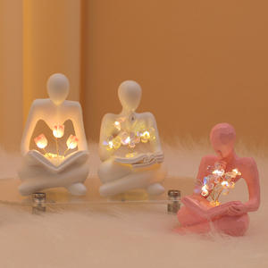 El silencio de resina es una estatua de lámpara de flor de luz nocturna de lectura dorada - Product Image 1