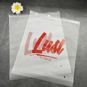 Bolsa de Plástico para Camisetas con Cierre Hermético de PVC Esmerilado Impresa Personalizada - Product Image 1