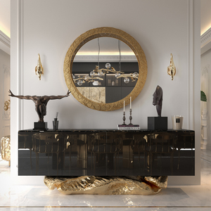 Meubles de cuisine modernes sur mesure, finition brillante, base en laiton martelé, plateau en marbre Sahara Noir, buffets noirs et dorés - Product Image 1