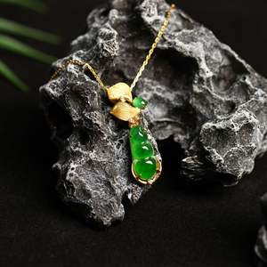 Colgante de Oro de 24K Maya Green Jade Feicui Orthodox - Jade Genuino 999 Puro con Forma de Alce y Grano de Oro de Grado A - Product Image 2