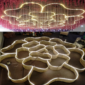 Grandi colonne in ferro, decorazioni aeree a forma di fiore di garza oggetti di scena di nozze lampade a <span class=keywords><strong>soffitto</strong></span> per la sala e decorazioni per eventi - Product Image 6