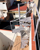 Escalier en acier rotatif de petite taille pour extérieur VIKO : résistant aux intempéries et durable