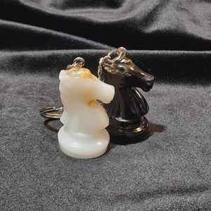 Porte-clés en résine transparente avec des détails intégrés inspirés de la nature, finition polie, accessoire léger pour clés, sacs à main et significatif - Product Image 2