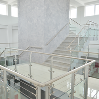Système de balustrade de balcon et d'escalier en verre sans cadre avec poteaux décoratifs en acier inoxydable pour hôtels modernes de luxe