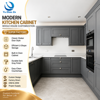 Meubles de cuisine en bois sur mesure à assembler, design avec un grand espace de rangement, pour un projet d'aménagement intérieur familial pour un nouvel appartement