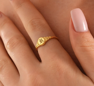 Anillo Gótico Vintage Personalizado de Acero Inoxidable 316L con Baño de Oro PVD de 18K, Anillo de Sello con Inicial Personalizada, Anillo Gótico Delicado - Product Image 4