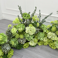 Arrangement floral de mariage romantique et moderne, bouquet floral luxueux blanc et vert pour la décoration de la scène de la cérémonie de mariage