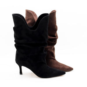 Bottines mi-mollet en faux daim avec bord supérieur en V, bout pointu et talon chaton - Chaussures élégantes pour robe de soirée pour femmes - Product Image 1