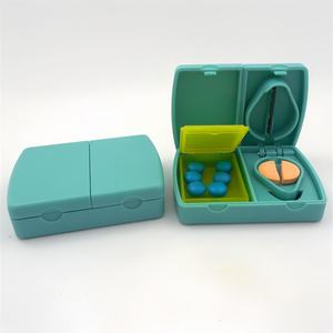 Broyeur et coupe-pilules en plastique 2-en-1 Broyeur de comprimés de vitamines avec étui de rangement 1 conteneur porte-pilules et 1 coupe-comprimés - Product Image 3