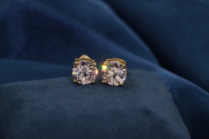 Pendientes de Botón Redondos Geométricos Clásicos de Tianyu Gems en Latón Chapado en Oro con Circonitas Cúbicas Blancas en Engaste de Cuatro Puntas para Mujer - Product Image 4