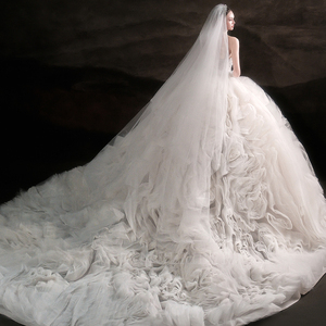 LSHT111 Vestidos de Novia Modernos y Tradicionales con Escote Corazón, Apliques de Encaje con Volantes y Flores, con Cola de Capilla - Product Image 2