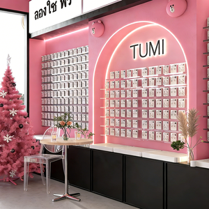 Armoire de présentation en verre luxueux avec cadre doré, éclairage LED, forme d'arc, dimensions personnalisables et résistante - Product Image 5