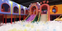 Équipement de divertissement commercial pour aire de jeux intérieure pour enfants : trampoline, labyrinthe, avec matériaux PP et alliage, taille personnalisée - Marque CUOSTOM